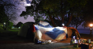 中古テント設営。すっかり日が暮れてしまった。